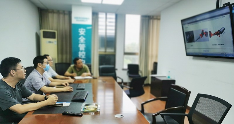 向港源電力公司領(lǐng)導(dǎo)介紹鋸樹機(jī)器人項(xiàng)目的優(yōu)勢