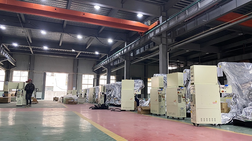 前迅機(jī)電新車間排列整齊的工業(yè)機(jī)器人