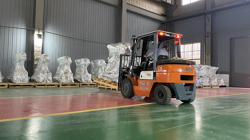 前迅車間的工業(yè)機(jī)器人