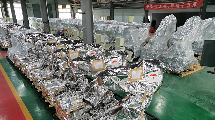 前迅新車間排列整齊的工業(yè)機(jī)器人