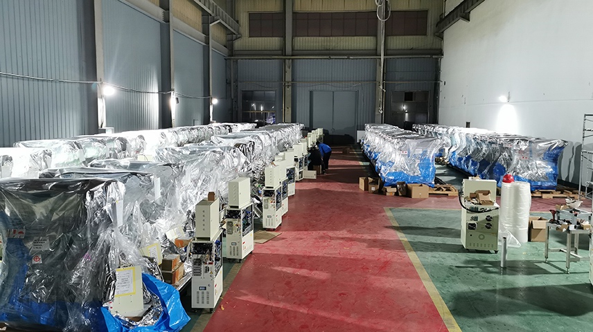 前迅車間里排列整齊的不二越工業(yè)機(jī)器人