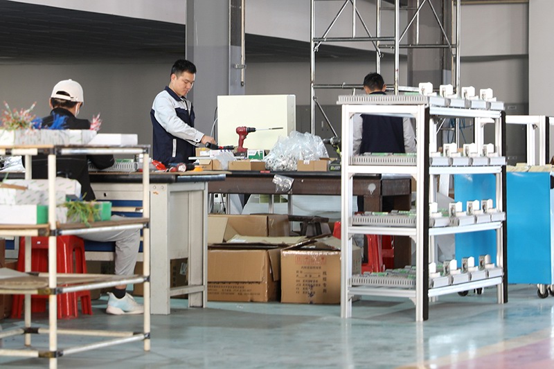 前迅員工正在進行裝配作業(yè)