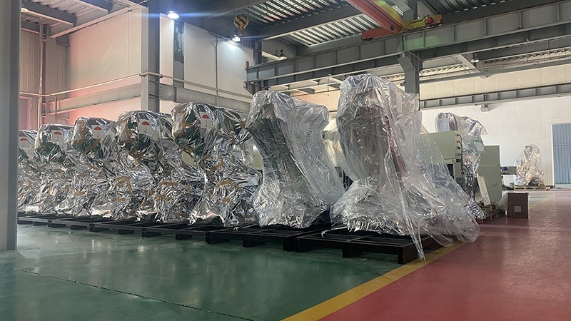 前迅新工廠車間內排列整齊的工業(yè)機器人