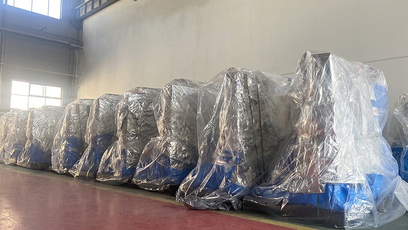 前迅新工廠車間內排列整齊的工業(yè)機器人-圖2