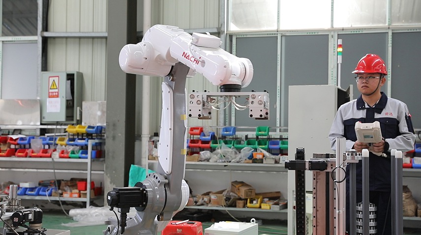 郭超凡 正專注地進(jìn)行工業(yè)機(jī)器人調(diào)試2