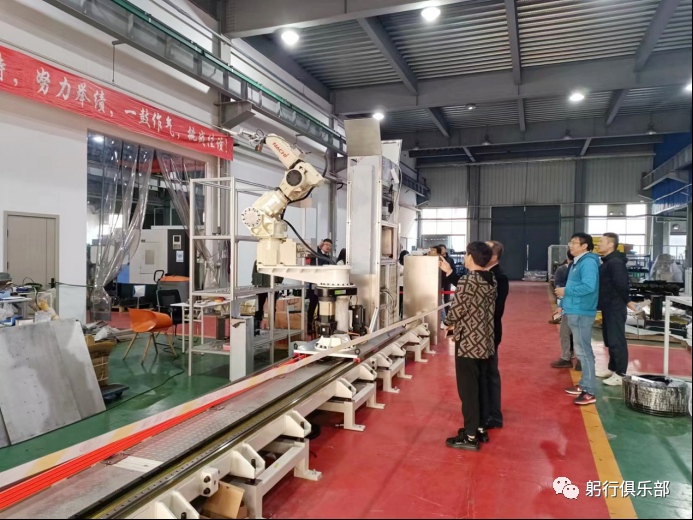 帶地軌的七軸機(jī)器人自動化搬運(yùn)上下料產(chǎn)線 圖1