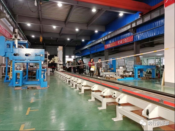 帶地軌的七軸機(jī)器人自動化搬運(yùn)上下料產(chǎn)線 圖2