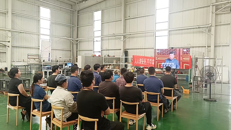 前迅公司組織員工集中觀看紀念中國人民抗日戰(zhàn)爭暨世界反法西斯戰(zhàn)爭勝利80周年大會直播1